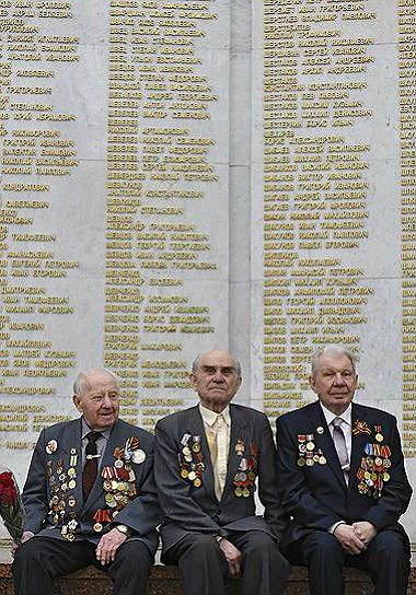 За спинами ветеранов в Зале Славе — имена Героев Советского Союза