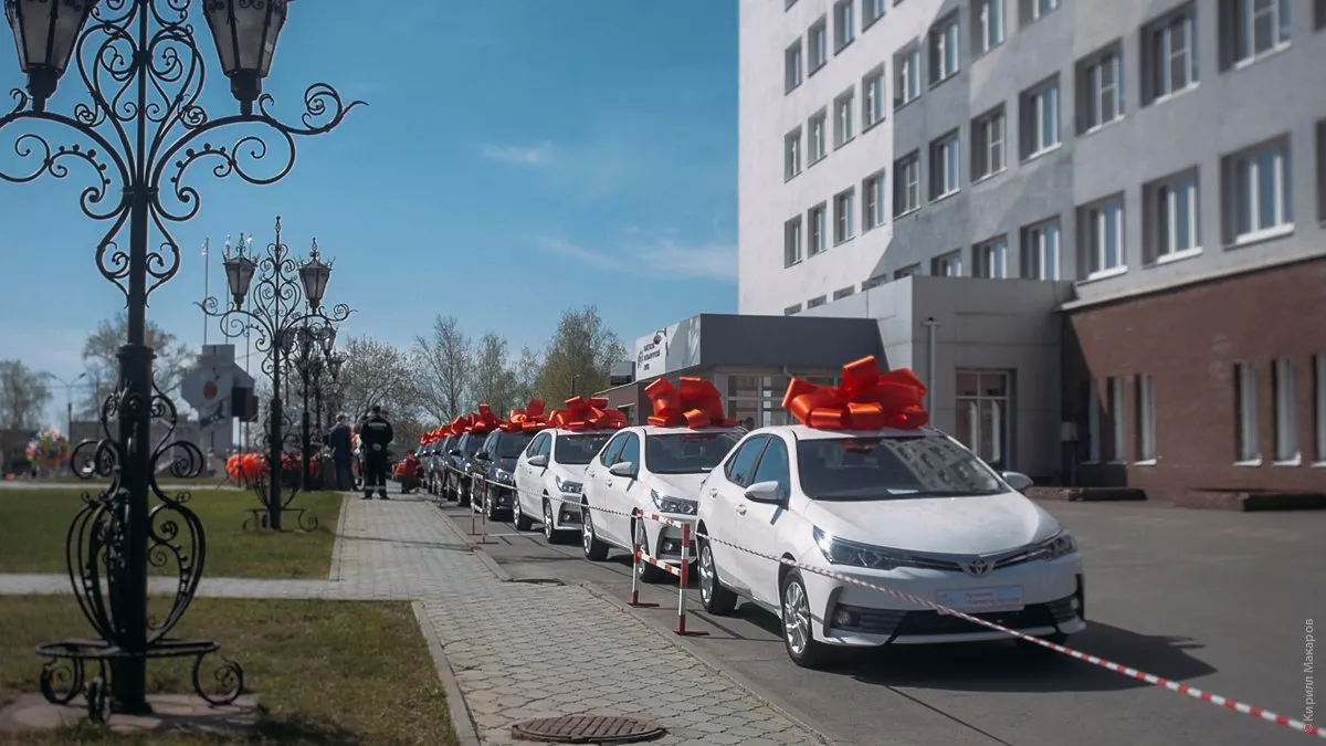 10 лучших старших мастеров ВМЗ награждены новыми автомобилями Toyota |  Пресс-релизы ОМК